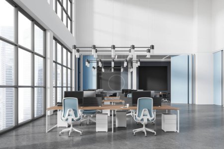 Foto de Elegante interior de negocios con zona de coworking, ordenadores PC en el escritorio en fila. Espacio loft corporativo azul y blanco con ventana panorámica a los rascacielos de Singapur. Renderizado 3D - Imagen libre de derechos