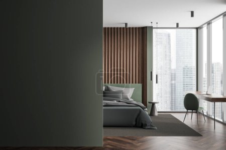 Foto de Interior del dormitorio del hotel verde y de madera con cama, mesa de trabajo con silla y portátil cerca de la ventana panorámica de los rascacielos de Singapur. Mockup copia la partición de pared de espacio. Renderizado 3D - Imagen libre de derechos