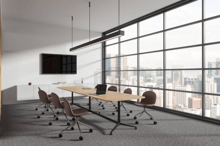 Foto de Esquina de la moderna sala de reuniones de oficina con paredes blancas, suelo de moqueta, mesa de conferencias larga con sillas y televisor colgando de la pared. renderizado 3d - Imagen libre de derechos