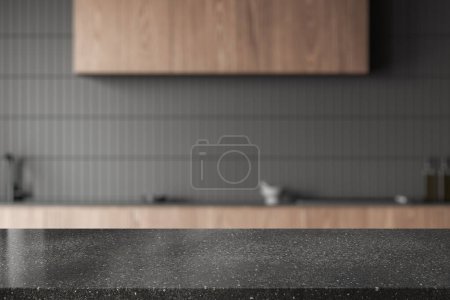Foto de Mesa de exhibición de productos de piedra oscura de pie en una elegante cocina borrosa con paredes de baldosas grises y armarios y armarios de madera. renderizado 3d - Imagen libre de derechos
