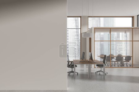Téléchargez les photos : Intérieur de bureau beige avec salle de conférence en verre et coworking, chaises et planche. Ordinateurs PC sur bureau, fenêtre panoramique sur les gratte-ciel de Singapour. Maquette mur vide. rendu 3D - en image libre de droit