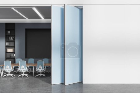 Foto de Interior de oficina blanco y azul con mesa de madera y sillones, estante con carpetas en suelo de hormigón gris. Sala de conferencias con puertas correderas y simulacro de pared vacía. Renderizado 3D - Imagen libre de derechos