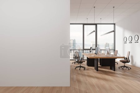 Foto de Acogedor interior de oficina con sillones y ordenadores PC, escritorio compartido en suelo de madera. Sala de coworking con ventana panorámica en Kuala Lumpur. Mockup copia la partición de pared de espacio. Renderizado 3D - Imagen libre de derechos