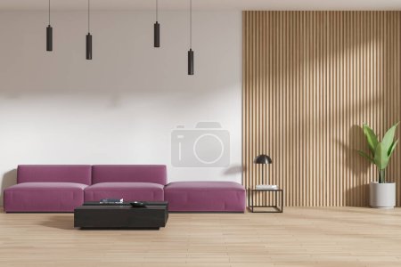 Téléchargez les photos : Élégant salon intérieur de la maison avec canapé violet, table basse avec décoration, plante de maison sur plancher de bois franc. Détendez-vous avec la maquette de mur vide. rendu 3D - en image libre de droit