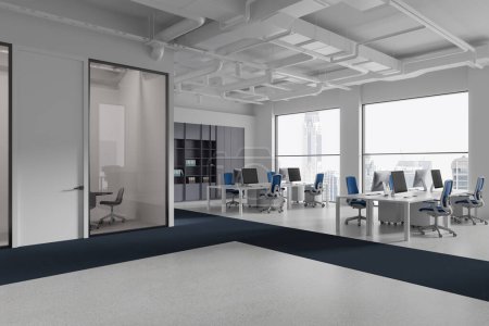 Téléchargez les photos : Coin du bureau moderne à aire ouverte avec murs blancs, sol en béton et bleu, rangées de bureaux d'ordinateur avec des chaises debout près de grandes fenêtres. Rendu 3d - en image libre de droit