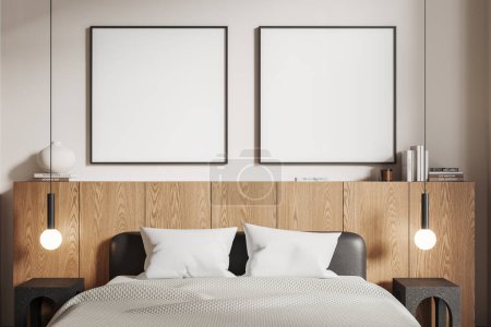 Foto de Interior de un elegante dormitorio con paredes blancas, cómoda cama king size con dos mesitas de noche y dos carteles cuadrados que cuelgan de ella. renderizado 3d - Imagen libre de derechos