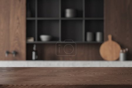 Téléchargez les photos : Table d'exposition de produits en bois foncé debout dans une cuisine moderne floue avec des murs en bois et des armoires et placards en bois. Rendu 3d - en image libre de droit