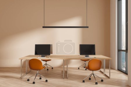 Foto de Moderno interior de oficina con monitores de PC en el escritorio y sillas en fila, piso de madera. Elegante espacio de coworking con ventana panorámica en los rascacielos de Bangkok. Renderizado 3D - Imagen libre de derechos