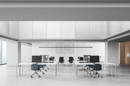Foto de Blanco espacio abierto interior de la oficina con zona de coworking, ordenadores PC en la mesa en fila. Tablero de conferencias y sillones, ventana panorámica en rascacielos. Renderizado 3D - Imagen libre de derechos