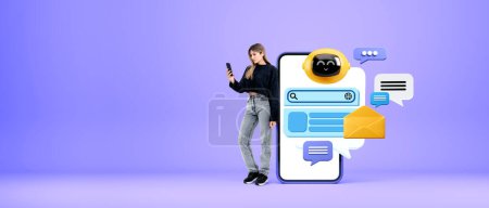 Téléchargez les photos : Jeune femme debout près de grand smartphone avec IA intelligence artificielle assistant virtuel chat bot sur fond d'espace de copie pourpre. Concept d'apprentissage automatique - en image libre de droit
