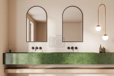 Foto de Interior de baño moderno con paredes beige y cómodo lavabo doble hecho de mármol verde con dos espejos verticales colgando por encima de ella. renderizado 3d - Imagen libre de derechos