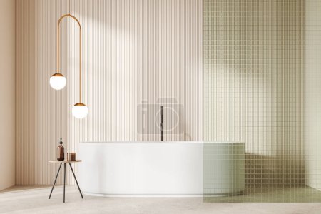 Téléchargez les photos : Hôtel de luxe salle de bain intérieure avec baignoire et tabouret avec accessoires, lampes et cloison en verre sur sol en béton clair. Espace de baignade minimaliste confortable. rendu 3D - en image libre de droit