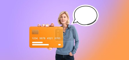 Foto de Hermosa mujer que muestra una gran maqueta de tarjeta de crédito gradiente, copiar espacio vacío pensamiento o burbuja del habla. Concepto de banca en línea, pago y recomendación - Imagen libre de derechos