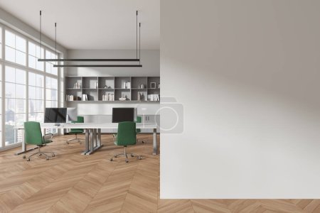 Foto de Interior de la moderna oficina de espacio abierto con paredes blancas, suelo de madera, fila de escritorios de ordenador con sillas verdes y pared de espacio de copia a la derecha. renderizado 3d - Imagen libre de derechos