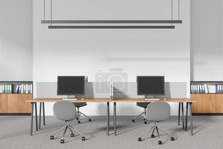 Foto de Interior de coworking moderno con sillas, ordenadores PC en el escritorio con divisor. Loft de oficina con aparador y carpetas. Espacio de trabajo minimalista en blanco y madera con mobiliario de empresa. Renderizado 3D - Imagen libre de derechos
