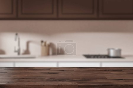 Foto de Mock encima de la mesa de madera sobre fondo borroso del interior de la cocina del hogar, gabinete de cocina clásica con utensilios de cocina, fregadero y estufa. Simular espacio de copia para la visualización del producto. Renderizado 3D - Imagen libre de derechos