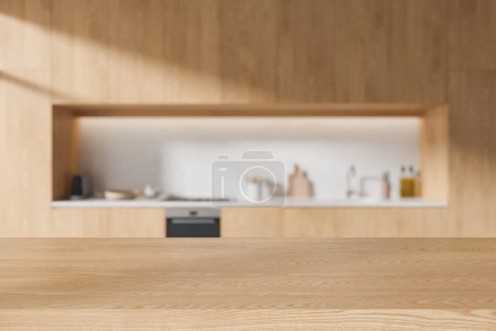 Téléchargez les photos : Table en bois vide sur fond flou de cuisine intérieure élégante, espace de cuisson avec ustensiles de cuisine et appareils électroménagers. Maquette de l'espace de copie pour l'affichage du produit. rendu 3D - en image libre de droit