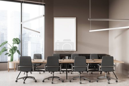 Téléchargez les photos : Intérieur d'une élégante salle de réunion de bureau avec murs beiges, sol en béton, longue table de conférence avec chaises grises. Modélisation verticale du cadre d'affiche. Rendu 3d - en image libre de droit
