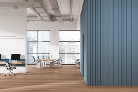 Foto de Interior de loft de oficina blanco y azul con escritorio pc, zona de coworking con sillones y escritorio en fila en piso de madera. Ventana panorámica de los rascacielos de Singapur. Copiar pared espacial. Renderizado 3D - Imagen libre de derechos
