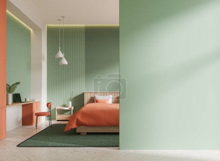 Foto de Acogedor interior del dormitorio del hotel verde con cama en la alfombra, mesa de trabajo con silla y ordenador portátil, mesita de noche con decoración. Mockup copia espacio vacío partición de la pared. Renderizado 3D - Imagen libre de derechos