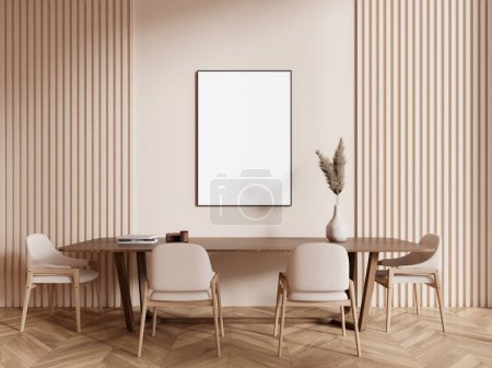 Téléchargez les photos : Intérieur de la salle à manger moderne avec des murs beiges, sol en bois, longue table à manger en bois avec des chaises beiges et affiche maquette verticale. Rendu 3d - en image libre de droit