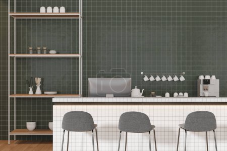 Téléchargez les photos : Intérieur du café élégant avec des murs carrelés verts, plancher en bois et comptoir de bar blanc confortable avec des tabourets gris. Rendu 3d - en image libre de droit