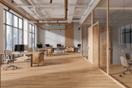 Téléchargez les photos : Intérieur du bureau moderne à aire ouverte avec des murs gris et en bois, sol en bois et rangées de tables d'ordinateur avec des chaises beige. Rendu 3d - en image libre de droit