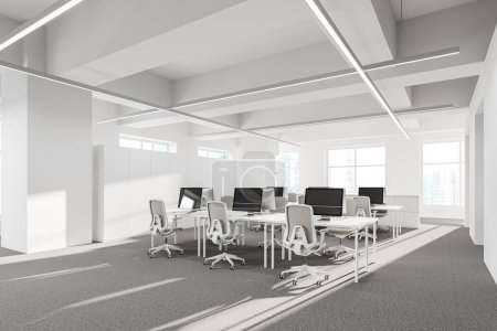 Téléchargez les photos : Coin du bureau de coworking élégant avec des murs blancs, sol moquette et rangées de bureaux d'ordinateur blancs avec des chaises grises. Rendu 3d - en image libre de droit