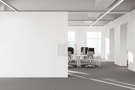 Téléchargez les photos : Intérieur d'un élégant bureau de coworking avec des murs blancs, sol moquette et rangées de bureaux d'ordinateur blancs avec des chaises grises. Copier le mur d'espace sur la gauche. Rendu 3d - en image libre de droit