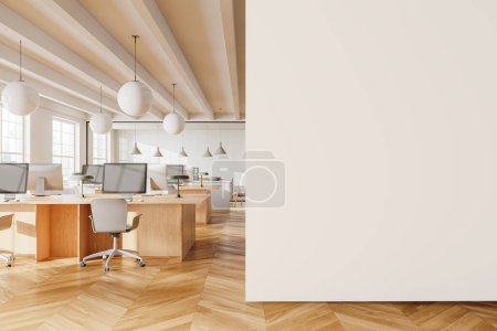 Téléchargez les photos : Intérieur du bureau moderne à aire ouverte avec murs blancs, plancher en bois, rangées de bureaux d'ordinateur avec chaises blanches et mur d'espace de copie sur la droite. Rendu 3d - en image libre de droit