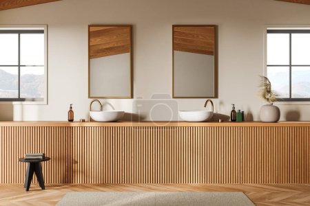 Foto de Interior de un elegante cuarto de baño con paredes de color beige, suelo de madera, cómodo lavabo redondo doble de pie en el mostrador de madera con dos espejos verticales. renderizado 3d - Imagen libre de derechos