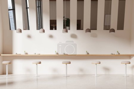 Foto de Interior de café minimalista beige con sillas de bar en fila, mesa de madera larga con platos y decoración. Espejo en pared y ventana panorámica en rascacielos. Renderizado 3D - Imagen libre de derechos