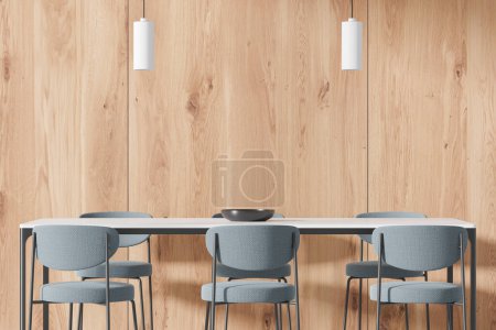 Téléchargez les photos : Salon en bois intérieur avec table à manger, six chaises bleues et assiette. Espace de réunion ou salle à manger élégant avec mobilier et lampes modernes. rendu 3D - en image libre de droit