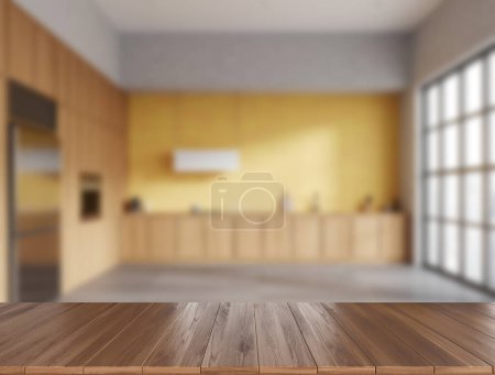 Téléchargez les photos : Table en bois vide sur fond flou de cuisine intérieure élégante, espace de cuisson jaune avec armoire et fenêtre panoramique. Maquette de l'espace de copie pour l'affichage du produit. rendu 3D - en image libre de droit