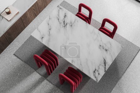 Téléchargez les photos : Vue de dessus de l'intérieur du salon de luxe avec table en marbre et chaises rouges, buffet en bois avec décoration sur sol en granit et tapis. rendu 3D - en image libre de droit