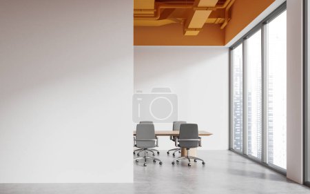 Foto de Interior de la conferencia blanca con sillones y tabla, piso de hormigón ligero. Ventana panorámica de los rascacielos de Singapur. Prepara la pared del espacio de copia. Renderizado 3D - Imagen libre de derechos