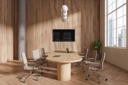 Foto de Elegante interior de reunión de madera con tablero y sillones, ordenador portátil y pantalla de televisión en la pared. Sala de conferencias de negocios con ventana panorámica de los rascacielos de Bangkok. Renderizado 3D - Imagen libre de derechos