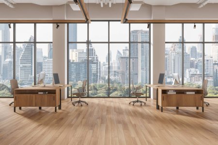 Téléchargez les photos : Intérieur d'un élégant bureau à aire ouverte avec murs blancs, sol en bois, fenêtre panoramique et bureaux en bois avec chaises beige. Rendu 3d - en image libre de droit