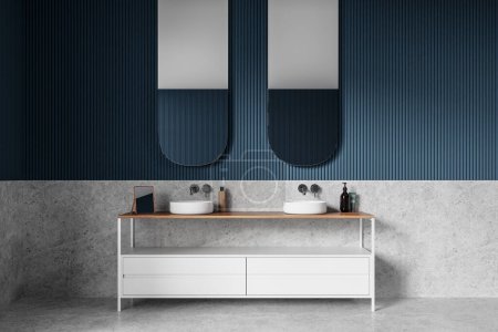 Téléchargez les photos : Intérieur de salle de bain d'hôtel bleu et gris avec double lavabo, vanité avec accessoires et deux miroirs sur le mur. Espace de baignade dans un élégant appartement contemporain. rendu 3D - en image libre de droit