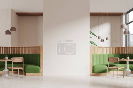 Téléchargez les photos : Restaurant intérieur beige avec chaises et canapé vert avec cloison, sol en béton clair. Espace de restauration élégant avec fenêtre panoramique sur les gratte-ciel. Maquette de mur d'espace de copie. rendu 3D - en image libre de droit