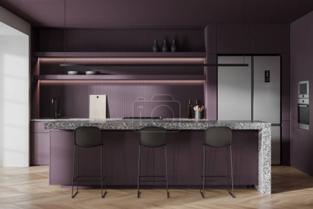 Foto de Interior de la cocina moderna con paredes de color púrpura, suelo de madera, armarios y estantes de color púrpura y acogedora isla con taburetes. renderizado 3d - Imagen libre de derechos