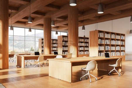 Téléchargez les photos : Vue en angle de l'intérieur de la bibliothèque avec table et chaises, parquet. Espace d'apprentissage ou de coworking avec grande bibliothèque et livres en bois. Fenêtre panoramique sur campagne. rendu 3D - en image libre de droit