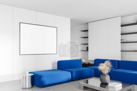 Foto de Vista de esquina del interior de la sala de estar con sofá modular azul, mesa de centro y estante con libros y decoración. Simular copia espacio lienzo cartel. Renderizado 3D - Imagen libre de derechos