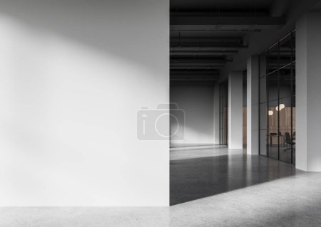 Téléchargez les photos : Intérieur sombre de la salle d'affaires avec salle de réunion ou de coworking en verre, couloir et sol en béton gris. Maquette espace de copie partition murale vide. rendu 3D - en image libre de droit
