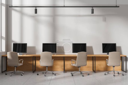 Foto de Interior de elegante oficina de espacio abierto con paredes blancas, suelo de baldosas y fila de mesas de madera con sillas beige. renderizado 3d - Imagen libre de derechos