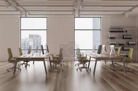 Foto de Moderno interior de coworking oficina con ordenadores PC en la mesa compartida en fila, piso de madera. Elegante espacio de trabajo con ventana panorámica en los rascacielos de Bangkok. Renderizado 3D - Imagen libre de derechos