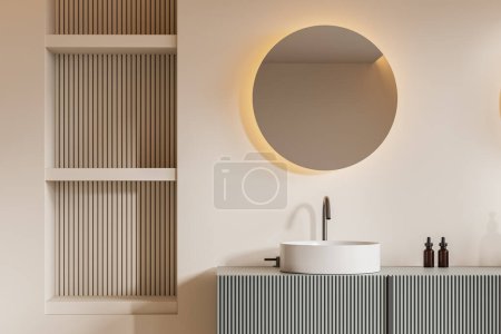 Foto de Interior de baño moderno con paredes de color beige y cómodo fregadero redondo de pie en mostrador gris con espejo redondo colgando por encima de ella. renderizado 3d - Imagen libre de derechos
