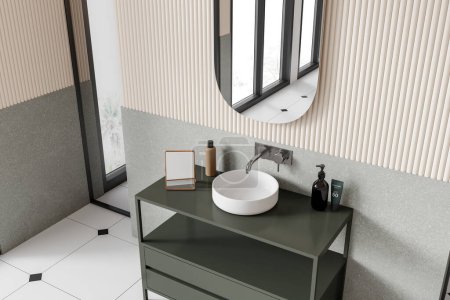Téléchargez les photos : Vue de dessus de l'intérieur de la salle de bain de l'hôtel avec lavabo, vanité avec accessoires et miroir sur le mur. Coin baignade dans un appartement moderne avec fenêtre panoramique. rendu 3D - en image libre de droit
