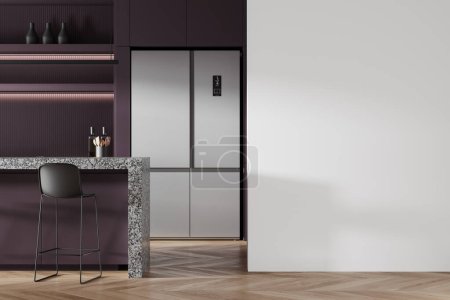 Foto de Púrpura casa interior de la cocina con barra de granito isla y taburete, piso de madera. Comedor con estantes y utensilios de cocina, refrigerador y tabique de pared. Renderizado 3D - Imagen libre de derechos