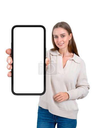 Téléchargez les photos : Main de femme souriante montrant le téléphone avec grand écran d'espace de copie maquette, isolé sur fond blanc. Concept de réseau, de communication en ligne et d'application mobile - en image libre de droit